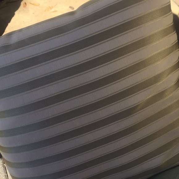 Throw pillows - Picture 2 of 3